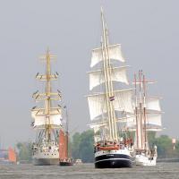 2200_7585 Einlaufparade mit Traditionsseglern zum Hafengeburtstag Hamburg. | Hafengeburtstag Hamburg - groesstes Hafenfest der Welt